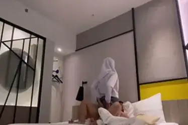 Bermain Jari Di Atas Kasur Dengan Posisi Menantang poster